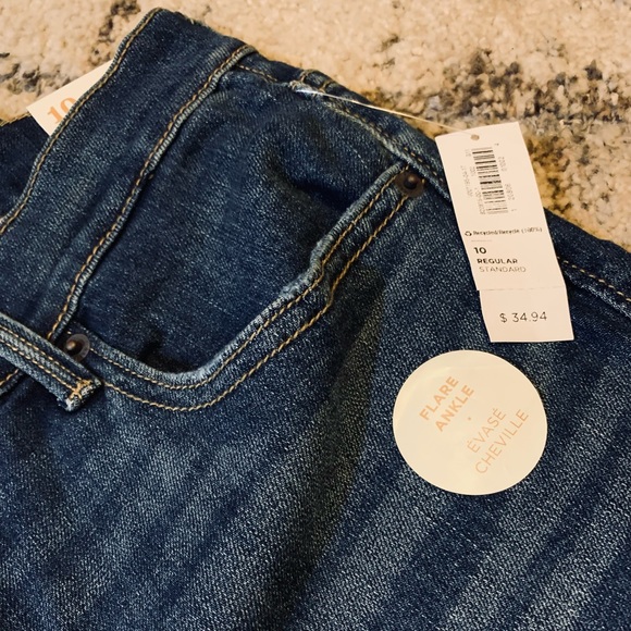 Old Navy Flare Fit Jeans - Picture 7 of 9